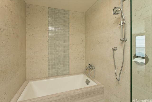 bathroom with tiled shower / bath combo