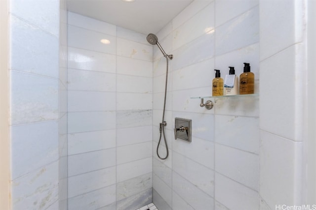 bathroom featuring tiled shower