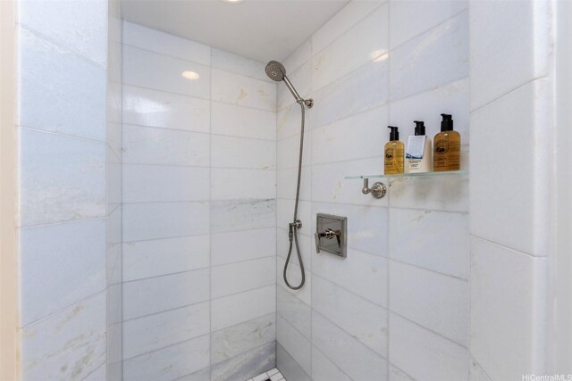 2139 Kuhio Ave Unit D2908, Honolulu, HI 96815 - bathroom featuring tiled shower