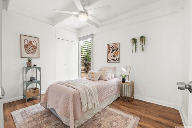 bedroom featuring dark wood-style flooring, a closet, and ceiling fan