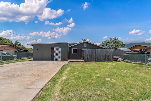 613 Kalakaua St, Wailuku, HI 96793 - view of front facade featuring concrete driveway