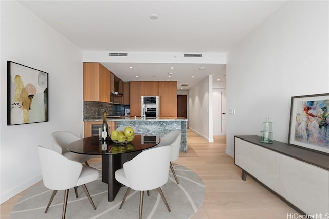 dining space with recessed lighting, baseboards, visible vents, and light wood finished floors