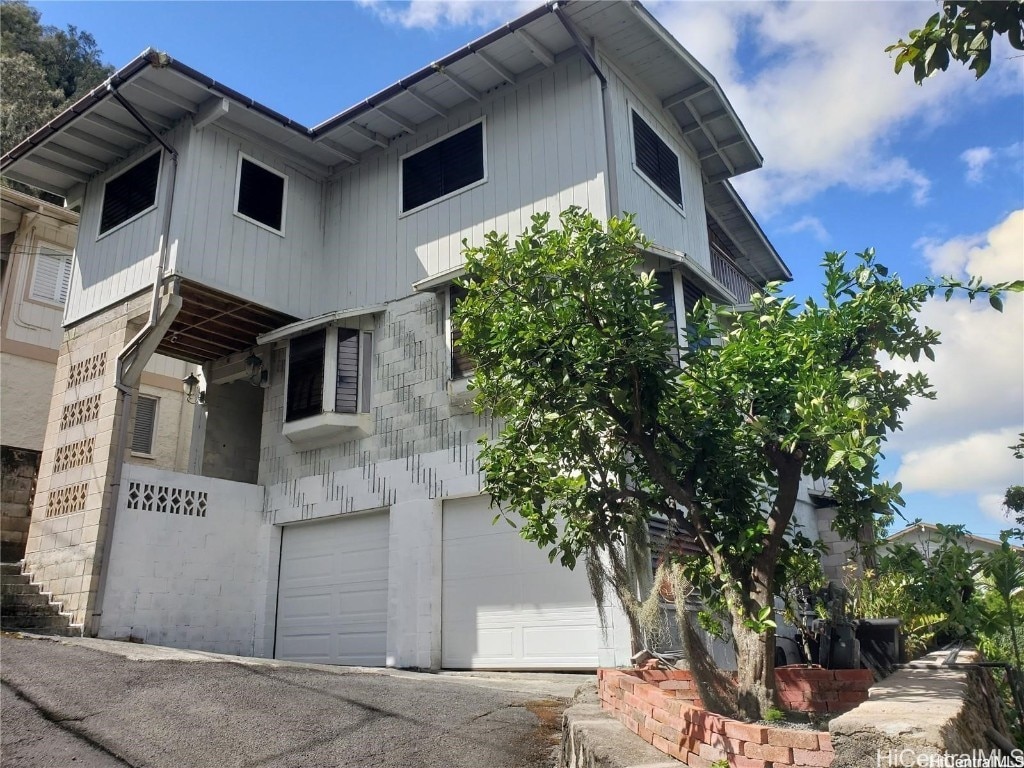 view of front of property featuring a garage