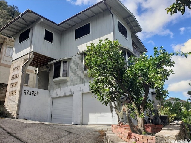 view of front of property featuring a garage