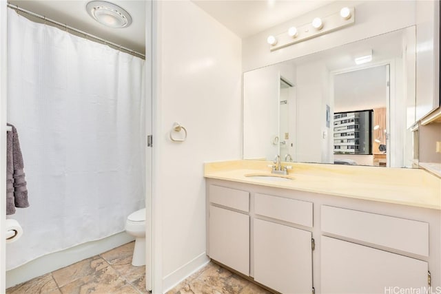 bathroom with a shower with shower curtain, vanity, and toilet