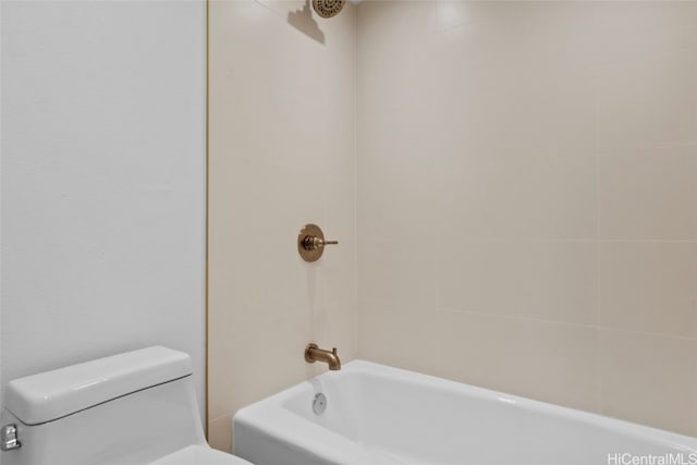 bathroom with toilet and tiled shower / bath