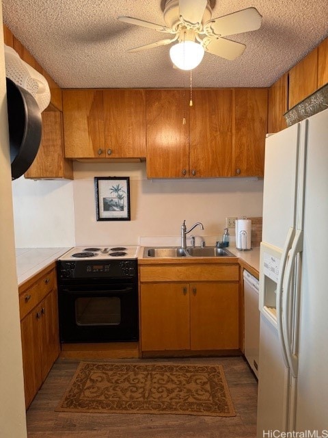 kitchen with white appliances, sink, hardwood / wood-style flooring, ceiling fan, and a textured ceiling