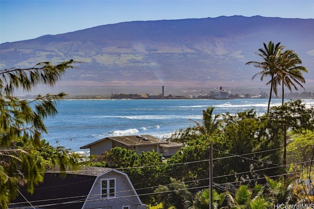 water view with a mountain view