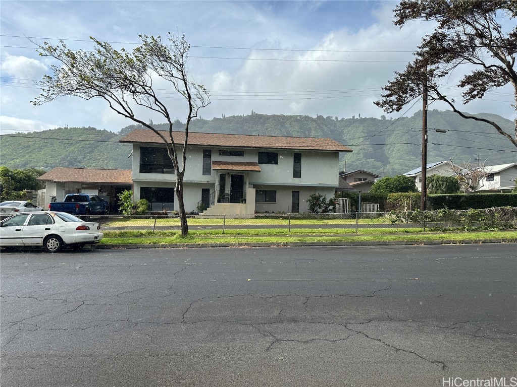 view of front of property featuring a mountain view