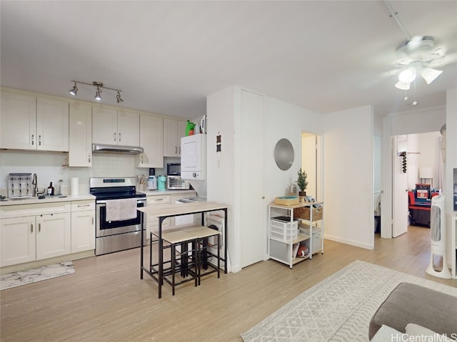 kitchen with white cabinetry, sink, tasteful backsplash, electric stove, and light wood-type flooring