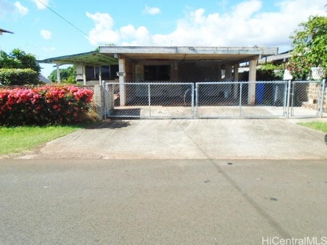 view of front facade featuring a carport