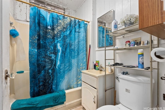 full bathroom with shower / tub combo with curtain, vanity, and toilet