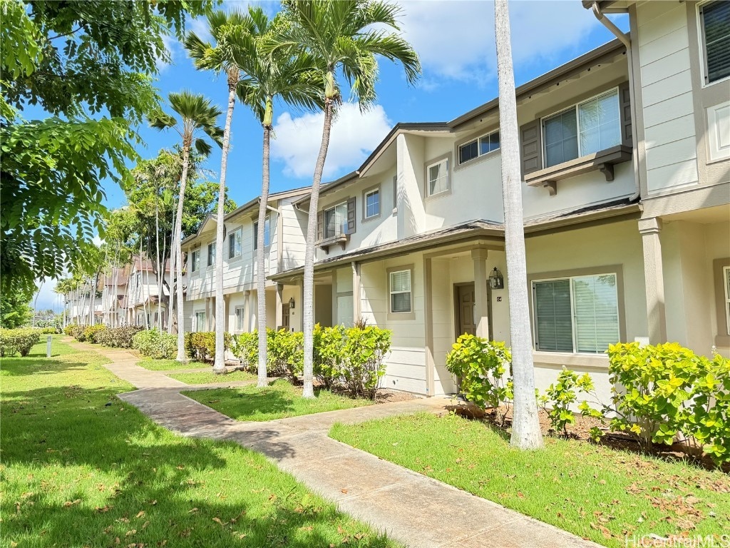 view of front of property featuring a front lawn