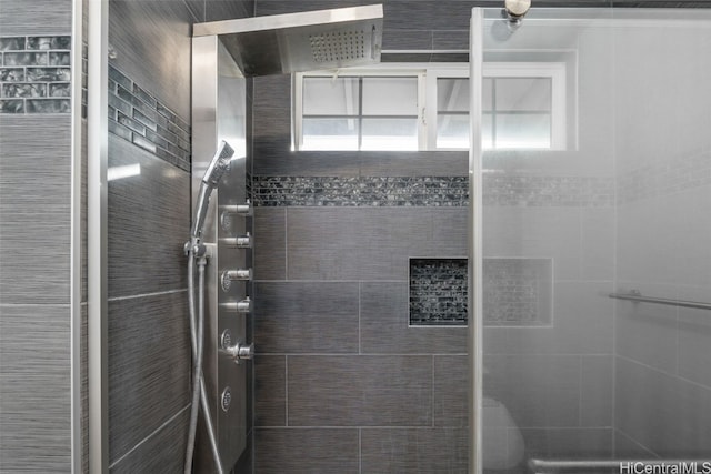 bathroom featuring a tile shower