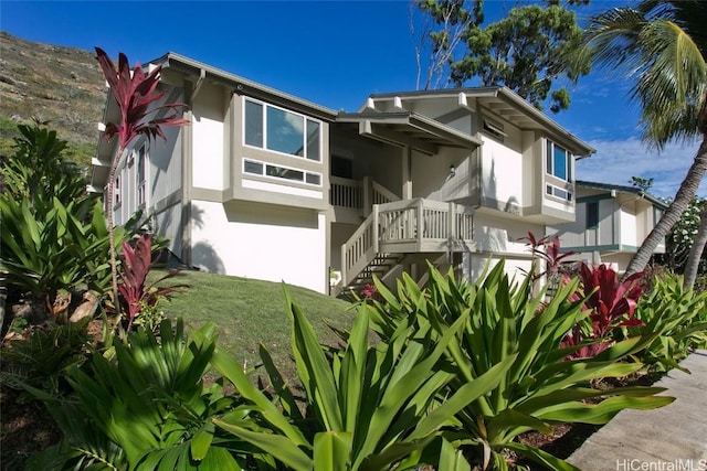 view of front of house with a front lawn