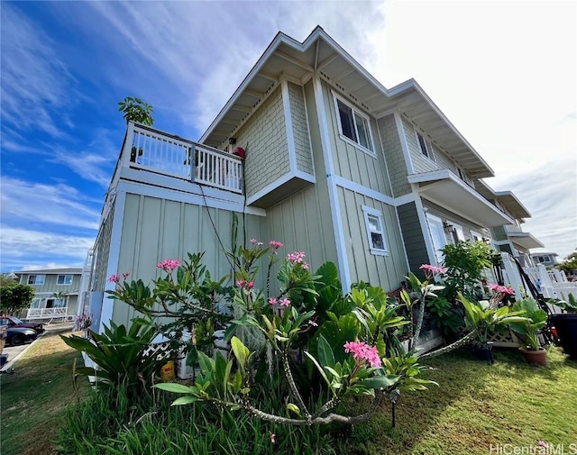 view of side of property featuring a balcony