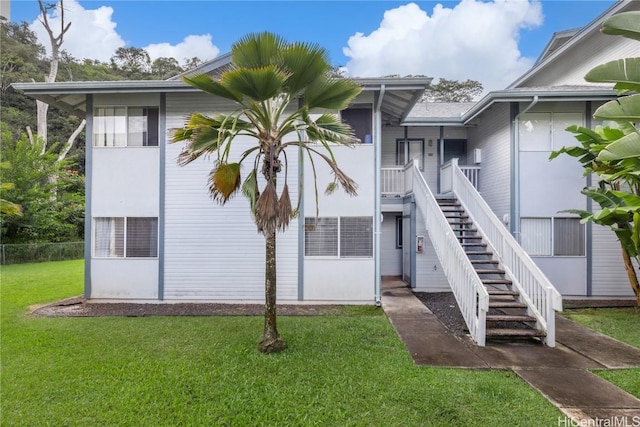 view of front of home featuring a front yard