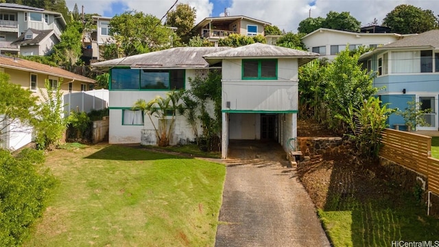 view of front of home featuring a front yard and a carport