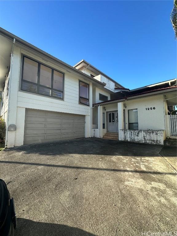 view of front of house featuring a garage