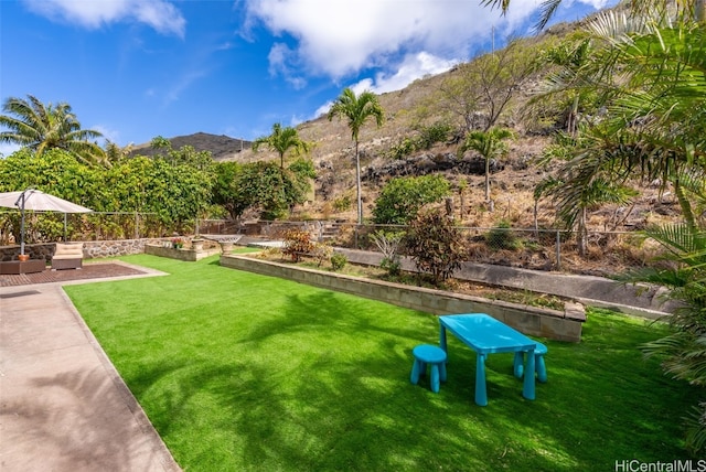 view of yard with a mountain view