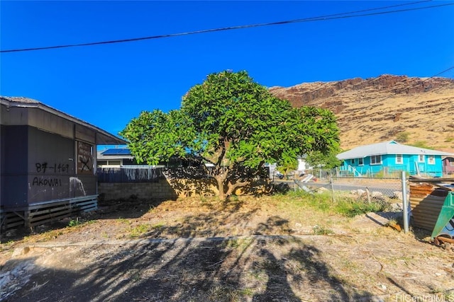 view of yard with a mountain view