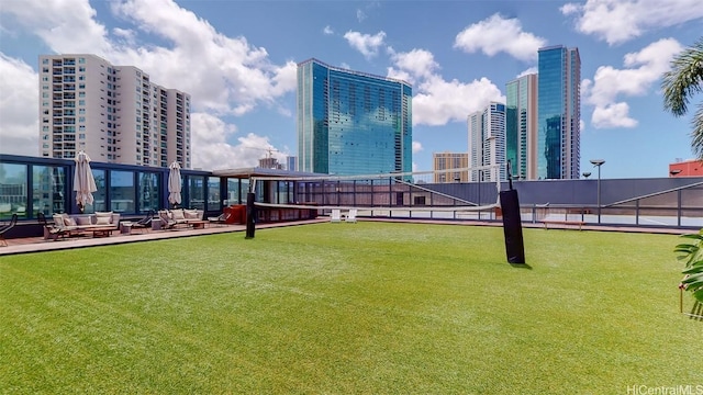 view of yard featuring outdoor lounge area