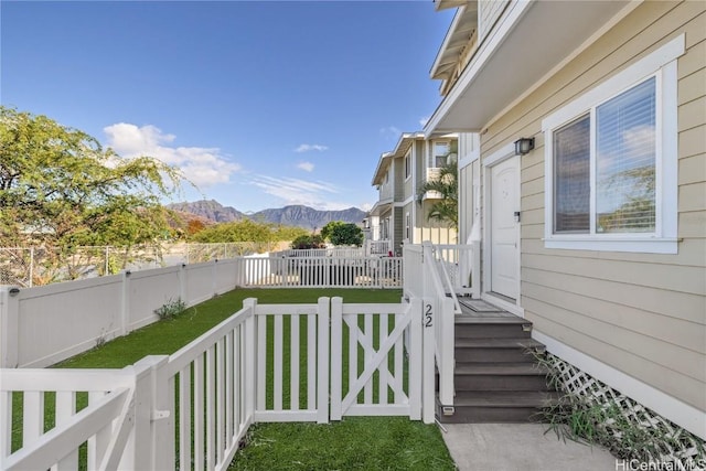 view of yard featuring a mountain view