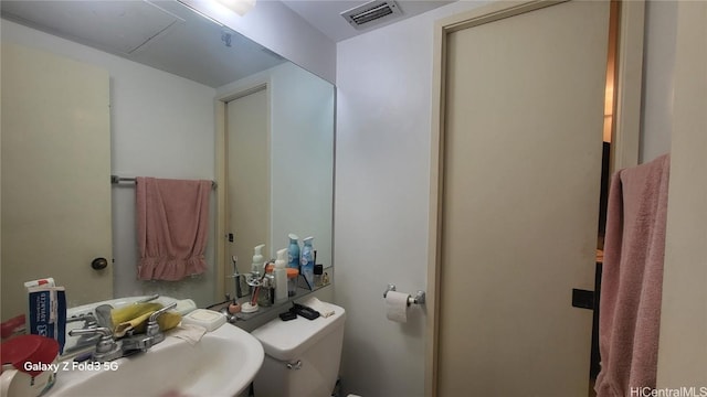 bathroom featuring toilet and sink