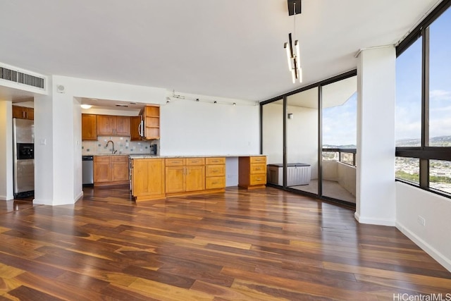 living area featuring dark wood-type flooring, visible vents, baseboards, and built in study area