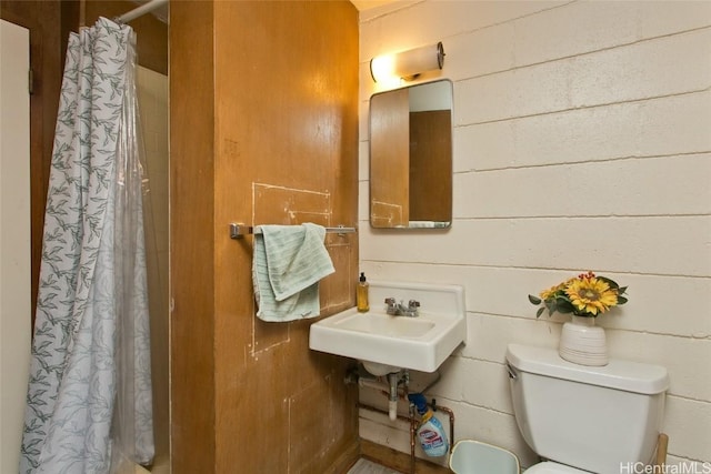 bathroom featuring sink and toilet