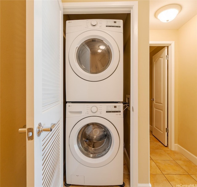 92-1522 Aliinui Dr Unit 2304, Kapolei, HI 96707 - washroom featuring baseboards, stacked washer and dryer, light tile patterned floors, and laundry area