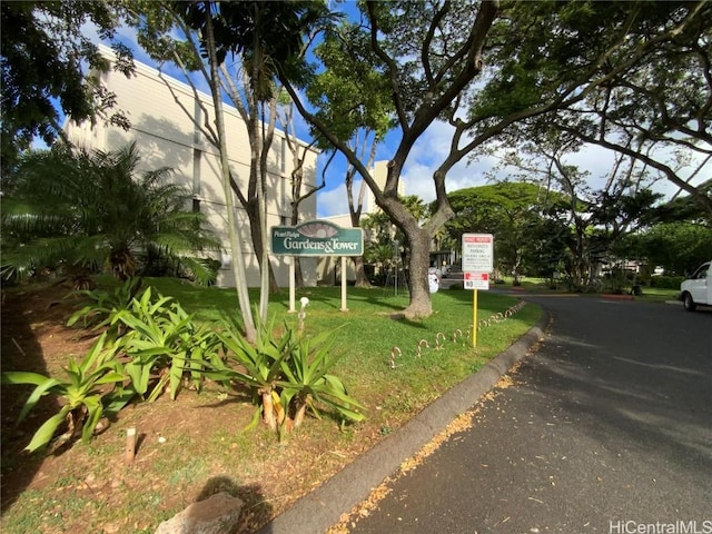 view of front of house featuring a front lawn