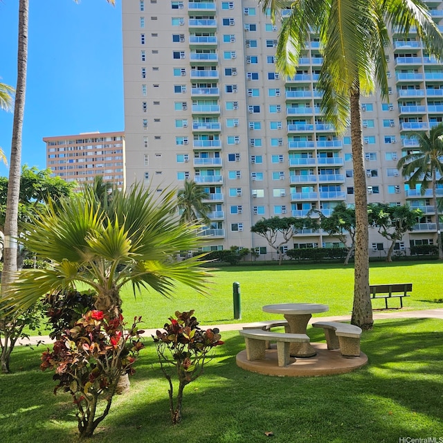 3009 Ala Makahala Pl Unit 808, Honolulu, HI 96818 - surrounding community with a lawn