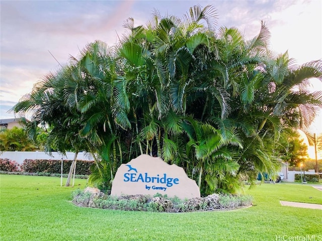 community sign featuring a yard