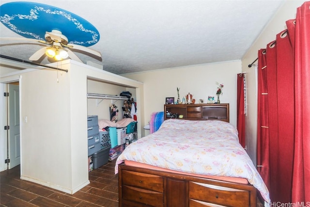 bedroom featuring ceiling fan, dark wood-type flooring, and a closet