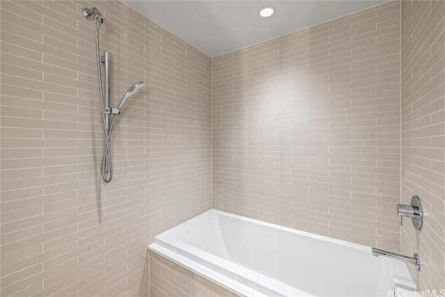 bathroom featuring tiled shower / bath combo