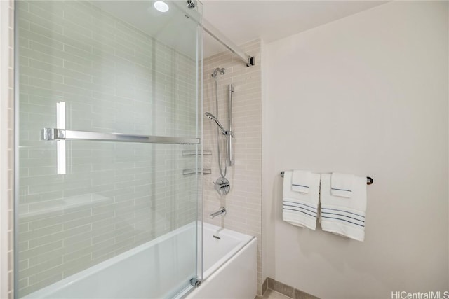 bathroom with combined bath / shower with glass door