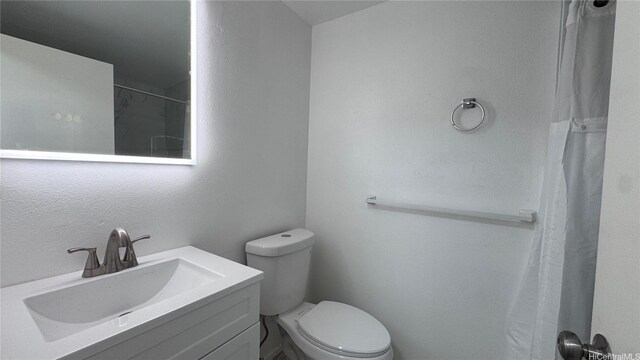 87-141 Kulahelela Pl, Waianae, HI 96792 - bathroom featuring vanity, toilet, and a shower with curtain