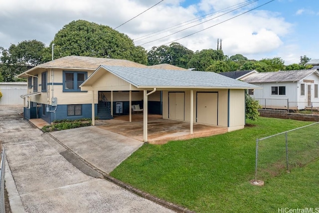 view of front of house with a carport and a front yard