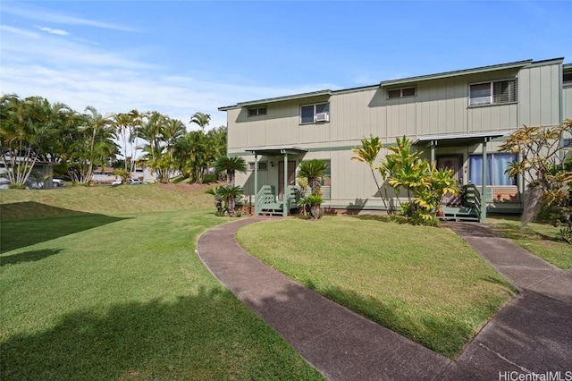 view of front of property featuring a front lawn