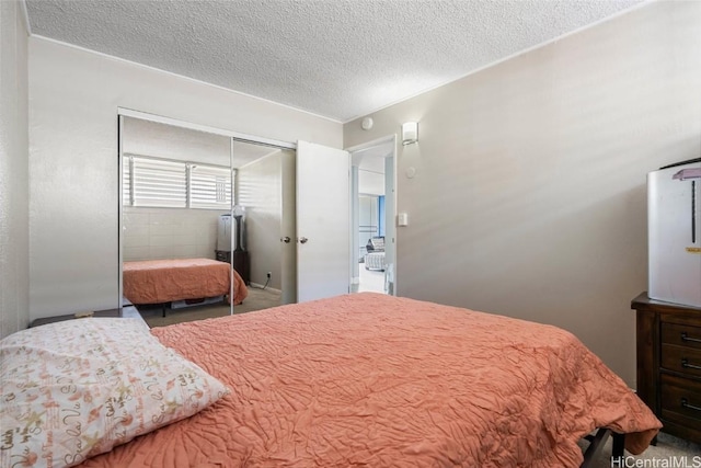 bedroom featuring a textured ceiling and a closet