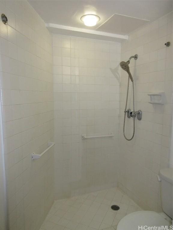 bathroom featuring toilet and tiled shower