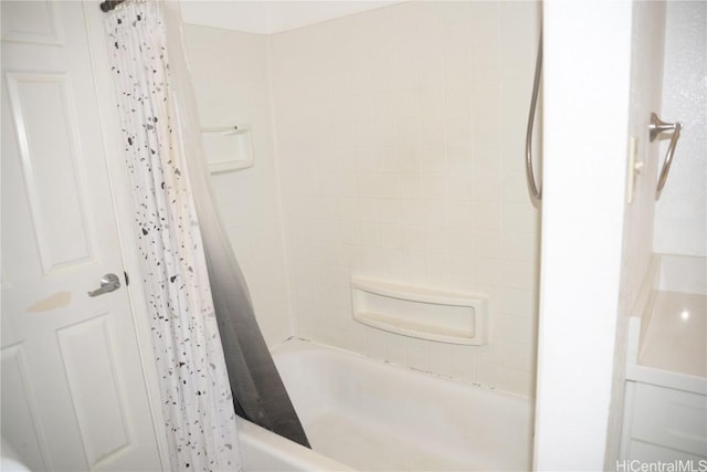 full bath with shower / bathtub combination with curtain