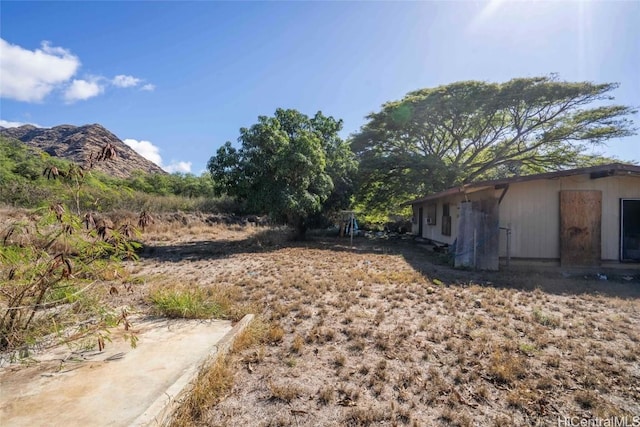 view of yard with a mountain view