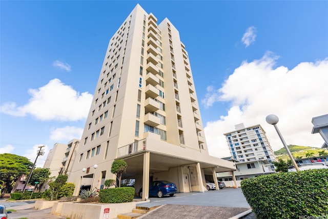 1624 Dole St Unit 704, Honolulu, HI 96822 - view of property featuring covered and uncovered parking