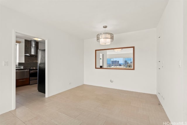 empty room featuring light tile patterned flooring