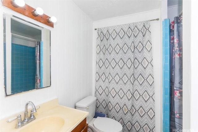 bathroom with a shower with curtain, vanity, and toilet