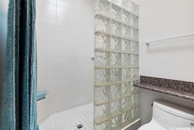 bathroom featuring a shower with curtain and toilet