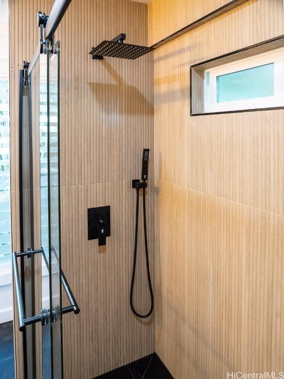 bathroom featuring tiled shower