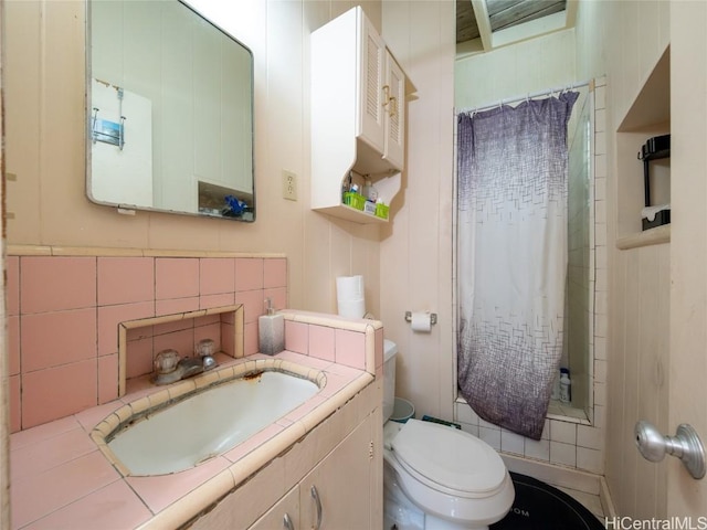 full bathroom with toilet, vanity, and shower / tub combo with curtain